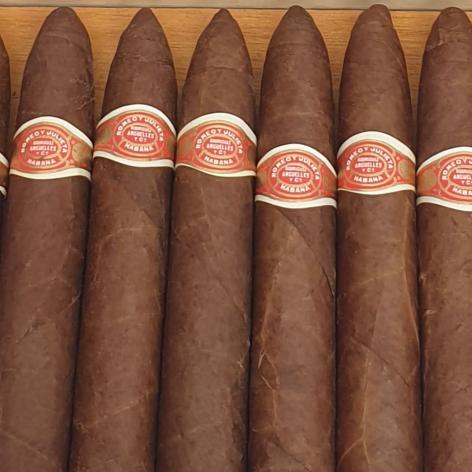 Lot 100 - Romeo y Julieta Piramides