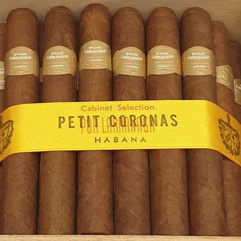 Lot 109 - Por Larranaga Petit Coronas 