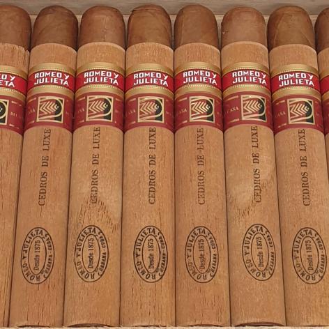 Lot 118 - Romeo y Julieta Cedros De Luxe 