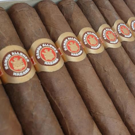 Lot 121 - Ramon Allones Petit Coronas