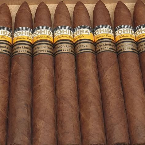 Lot 153 - Cohiba Piramides 