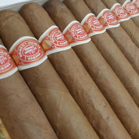 Lot 157 - Romeo y Julieta Petit Coronas 