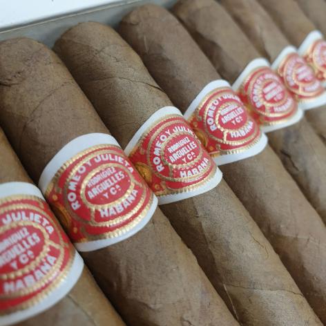 Lot 161 - Romeo y Julieta Tres Petit Coronas 