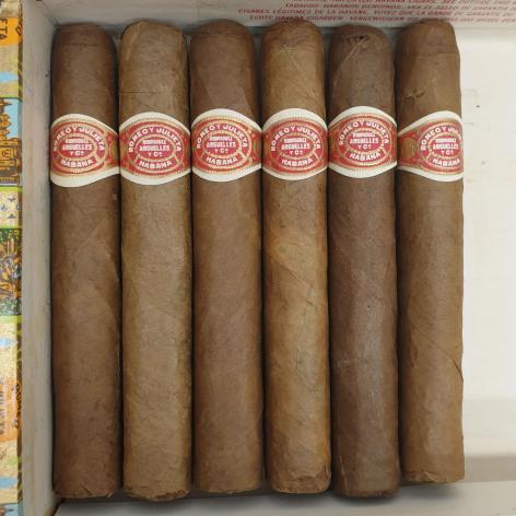 Lot 162 - Romeo y Julieta Tres Petit Coronas 