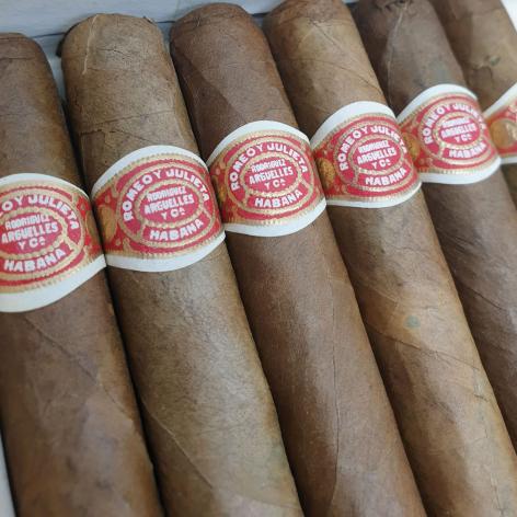 Lot 162 - Romeo y Julieta Tres Petit Coronas 