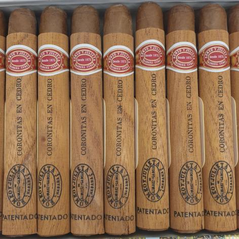 Lot 187 - Romeo y Julieta Coronitas en Cedro