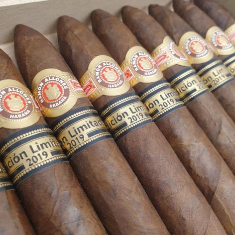 Lot 200 - Ramon Allones No. 2