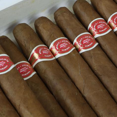 Lot 210 - Romeo y Julieta Celestiales Finos