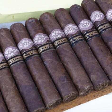 Lot 266 - Montecristo Robustos