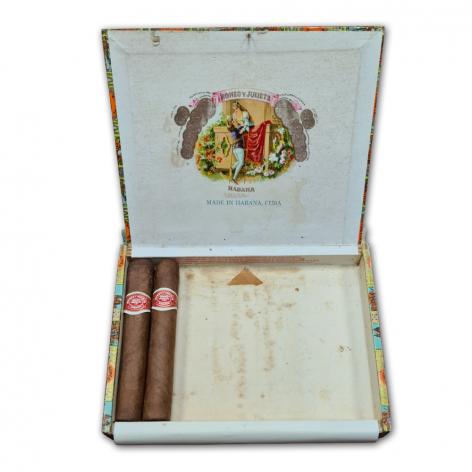 Lot 30 - Romeo y Julieta Tres Petit Coronas