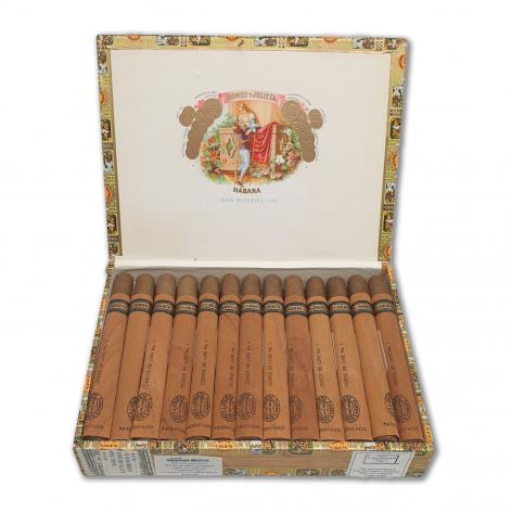 Lot 31 - Romeo y Julieta Cedros de Luxe No. 1