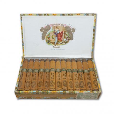 Lot 324 - Romeo y Julieta Cedros de Luxe No. 3