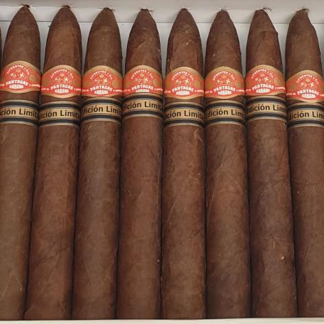 Lot 32 - Partagas Piramides