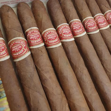 Lot 341 - Romeo y Julieta Royal Panatellas 