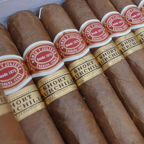 Lot 367 - Romeo y Julieta Short Churchills 