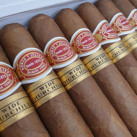 Lot 370 - Romeo y Julieta Wide Churchills 