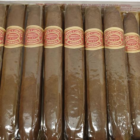 Lot 39 - Romeo y Julieta Celestiales Finos