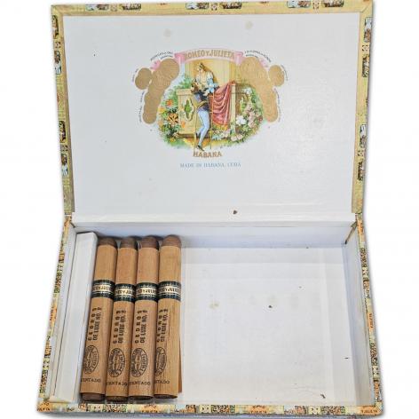 Lot 437 - Romeo y Julieta Cedros de Luxe No. 2